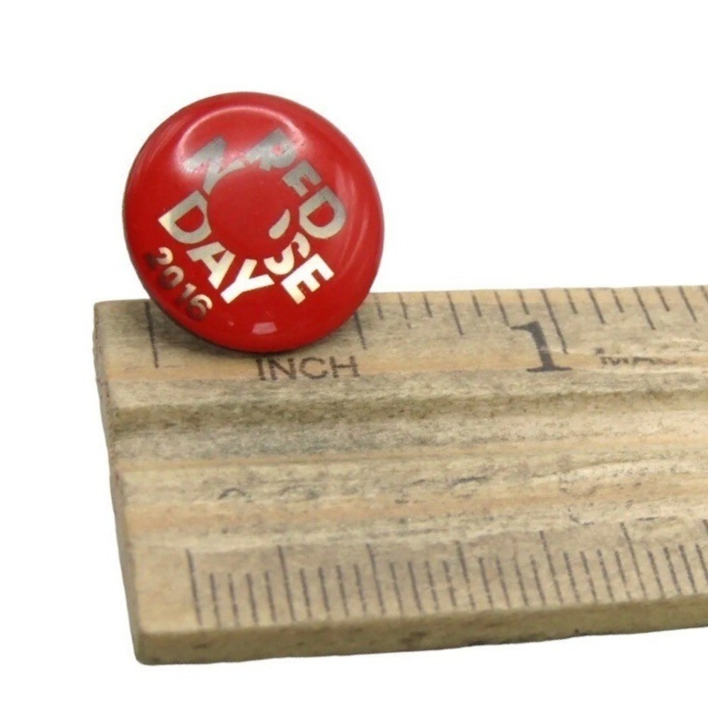 Red Nose Day 2016  Comic Relief Red‎ & Gold Tone Lapel Pin memorabilia
